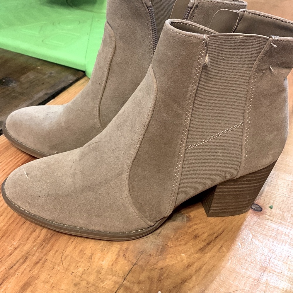 Universal tread boots